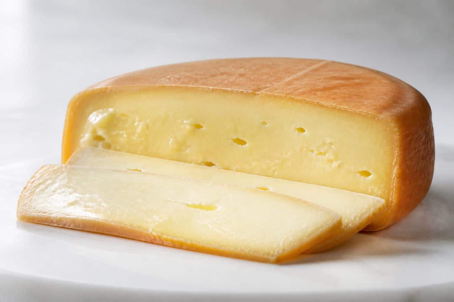 découvrez comment la teneur en matière grasse joue un rôle clé dans la protection de la pâte et la congélation du fromage à raclette, pour préserver sa saveur et sa texture.