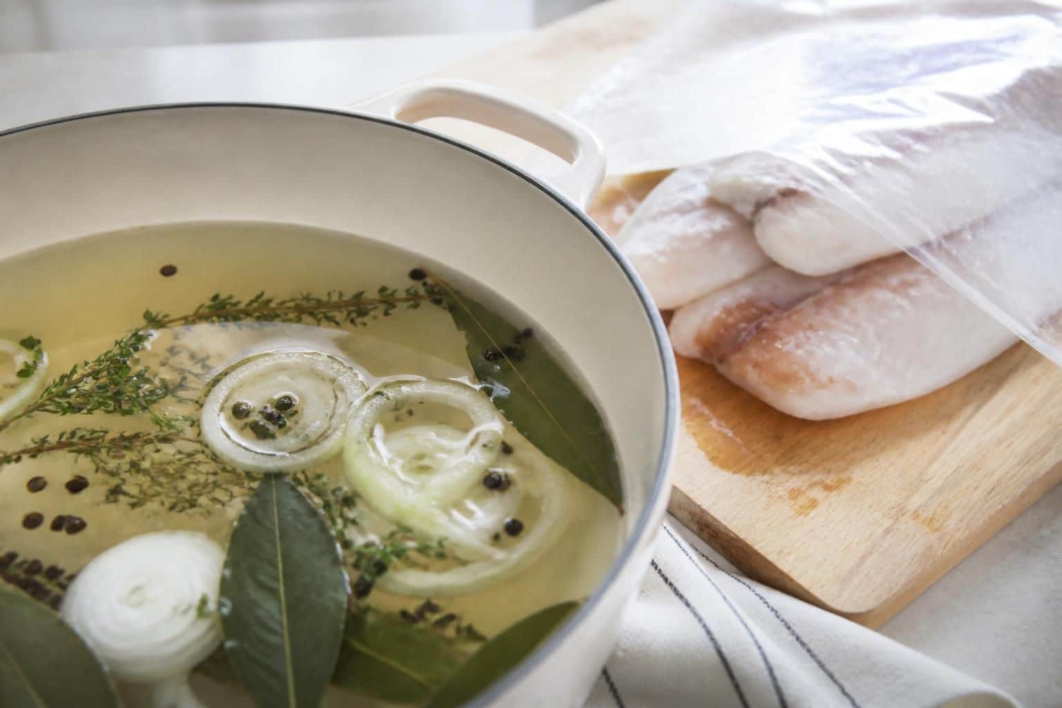 découvrez la recette simple et savoureuse de filets de colin surgelés cuisinés dans un court-bouillon aromatisé en poche. parfait pour un repas rapide et plein de goût.