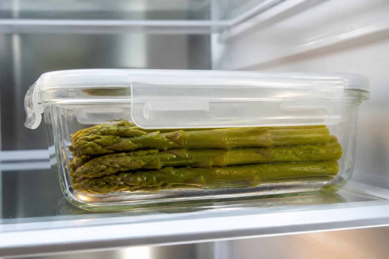 découvrez comment conserver vos asperges cuites plus longtemps en utilisant un récipient hermétique placé au frais pour préserver leur fraîcheur et leur saveur.