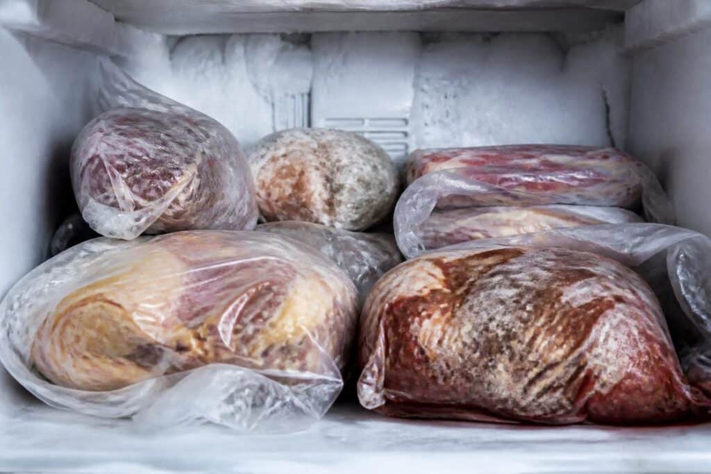 découvrez pourquoi le risque de rancissement des graisses limite la conservation de la viande au congélateur au-delà de 2 ans et comment garantir sa qualité optimale.