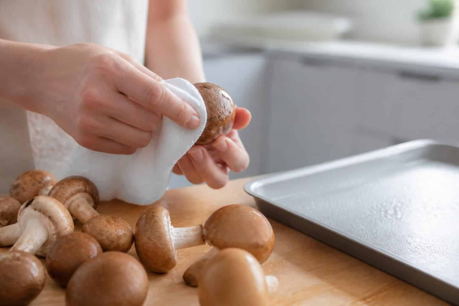 découvrez comment un séchage rigoureux après le nettoyage garantit une congélation optimale des champignons frais, préservant leur saveur et leur texture.