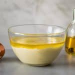 découvrez comment la dissociation de l'émulsion huile/œuf influence la possibilité de congeler la mayonnaise maison sans altérer sa texture et son goût.
