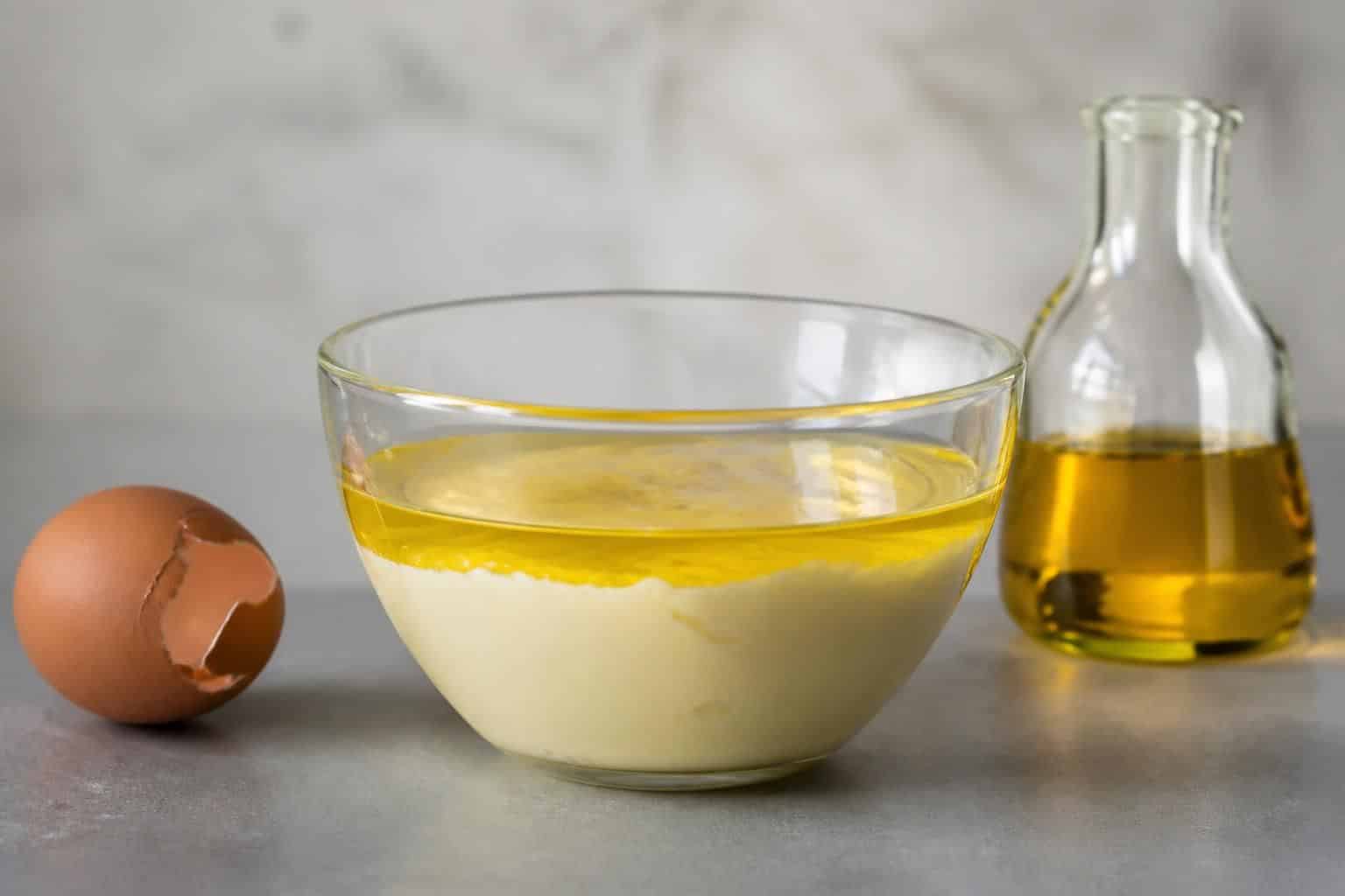 découvrez comment la dissociation de l'émulsion huile/œuf influence la possibilité de congeler la mayonnaise maison sans altérer sa texture et son goût.