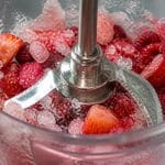 découvrez comment la lame crantée du robot companion mixe finement la glace avec des fruits congelés pour des smoothies et desserts glacés onctueux et savoureux.