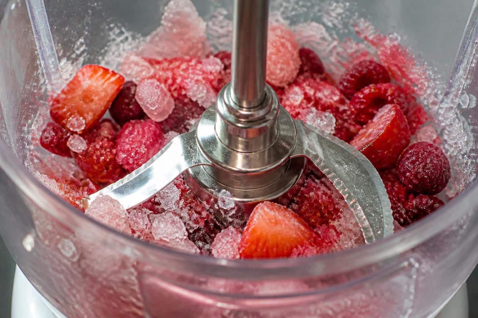 découvrez comment la lame crantée du robot companion mixe finement la glace avec des fruits congelés pour des smoothies et desserts glacés onctueux et savoureux.