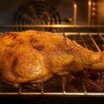 découvrez comment une marinade aux épices sublime et colore parfaitement la cuisse de poulet congelée cuite au four pour un plat savoureux et rapide.