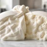 découvrez comment la perte de l'onctuosité de la stracciatella peut vous aider à savoir si vous pouvez congeler de la burrata sans altérer sa texture et son goût.