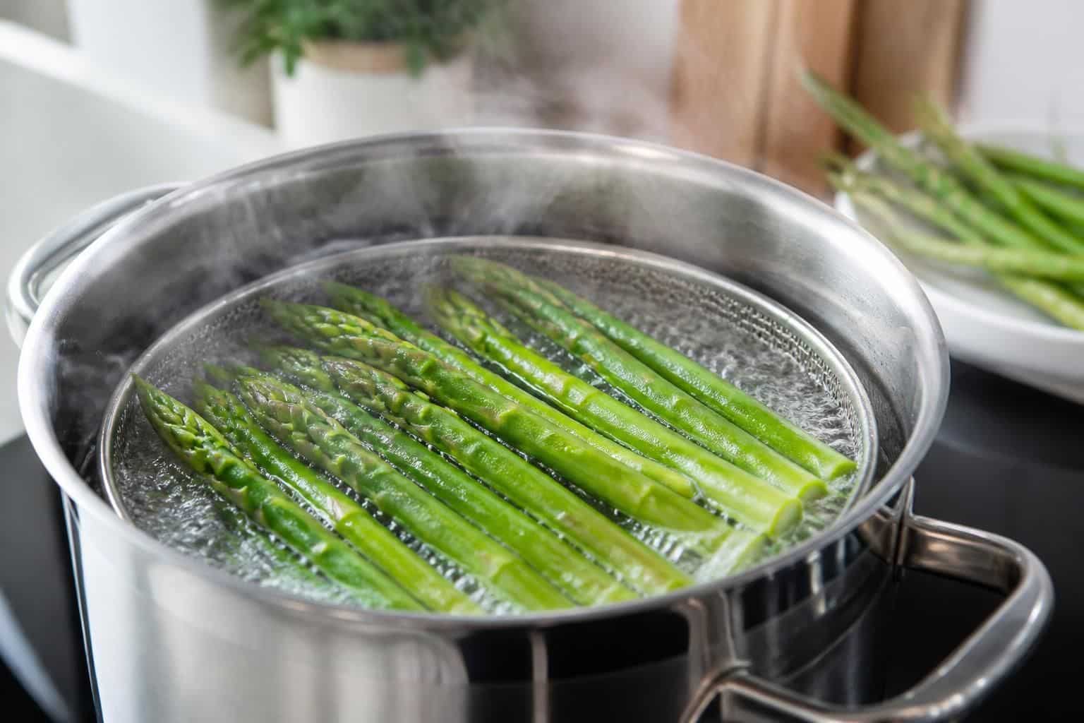 découvrez comment le blanchiment rapide à l'eau bouillante permet de congeler efficacement des asperges fraîches tout en préservant leur saveur et leur texture.