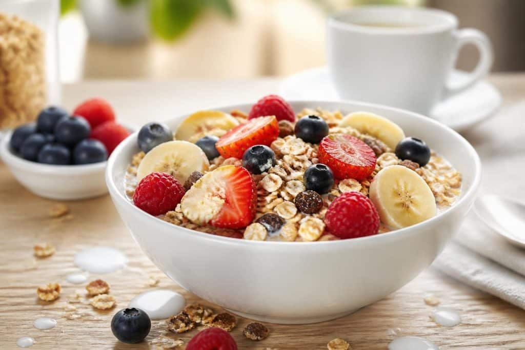 découvrez le bol de muesli aux fruits frais, le petit déjeuner idéal pour bien commencer la journée avec une option saine, équilibrée et délicieuse.
