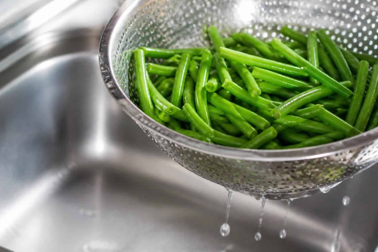découvrez comment un égouttage rigoureux après la cuisson prépare efficacement vos haricots verts cuits à la congélation, garantissant fraîcheur et saveur préservées.