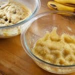 découvrez comment la banane écrasée sucre naturellement la pâte de vos muffins banane chocolat pour une douceur saine et gourmande.
