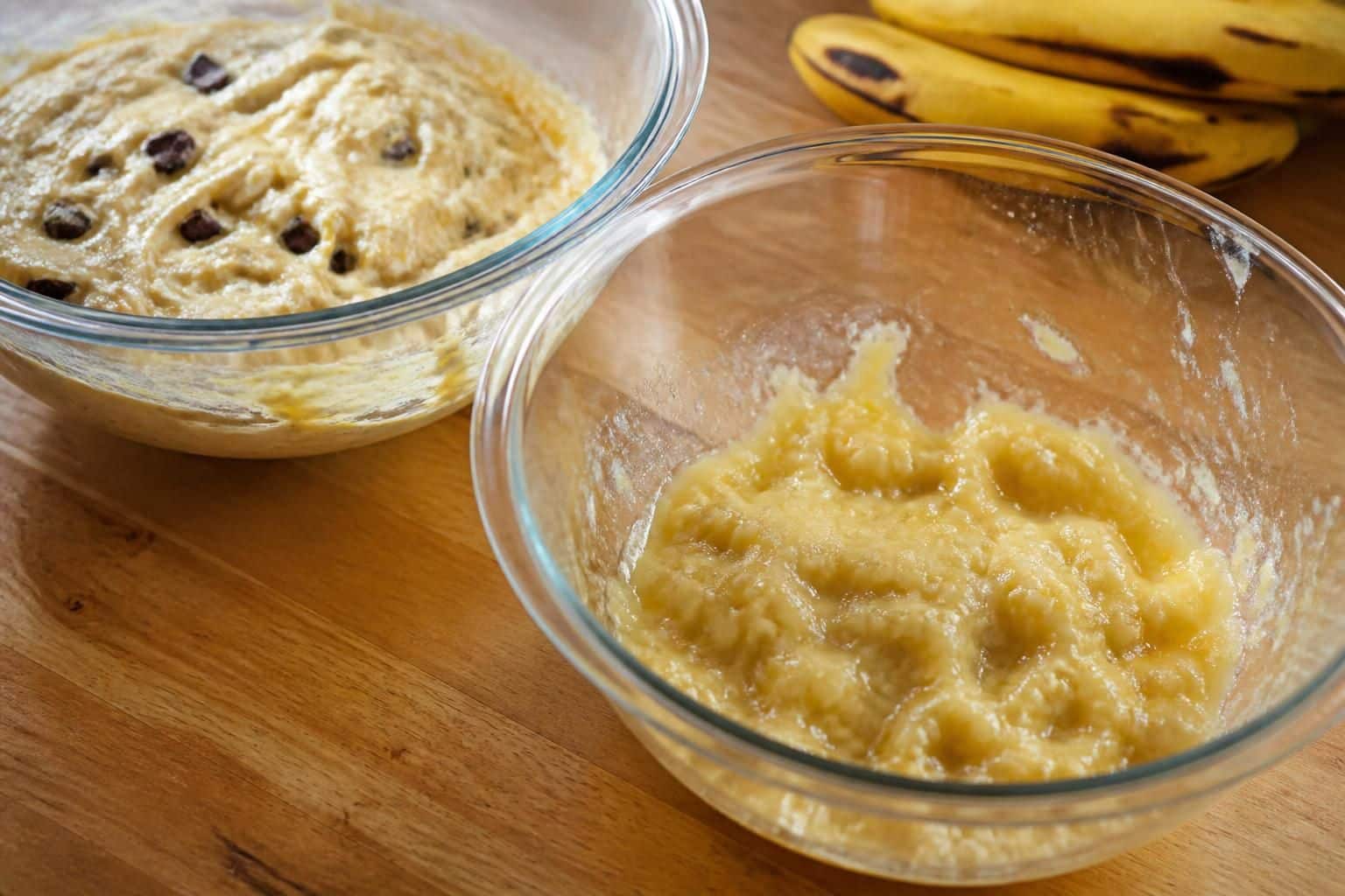 découvrez comment la banane écrasée sucre naturellement la pâte de vos muffins banane chocolat pour une douceur saine et gourmande.