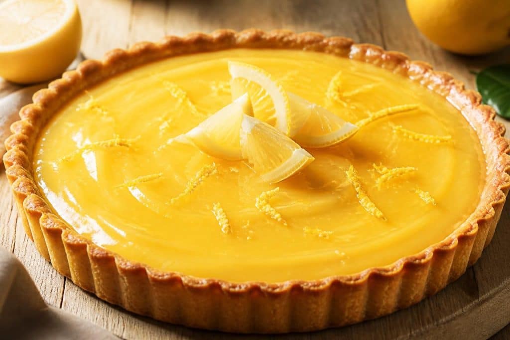 découvrez une recette délicieuse de tarte aux citrons garnie d'une crème au citron acidulée, parfaite pour les amateurs de saveurs fraîches et gourmandes.
