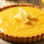 découvrez une recette délicieuse de tarte aux citrons garnie d'une crème au citron acidulée, parfaite pour les amateurs de saveurs fraîches et gourmandes.