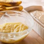 découvrez comment la purée de bananes très mûres hydrate et améliore la texture de votre recette de pain aux bananes pour un résultat moelleux et savoureux.