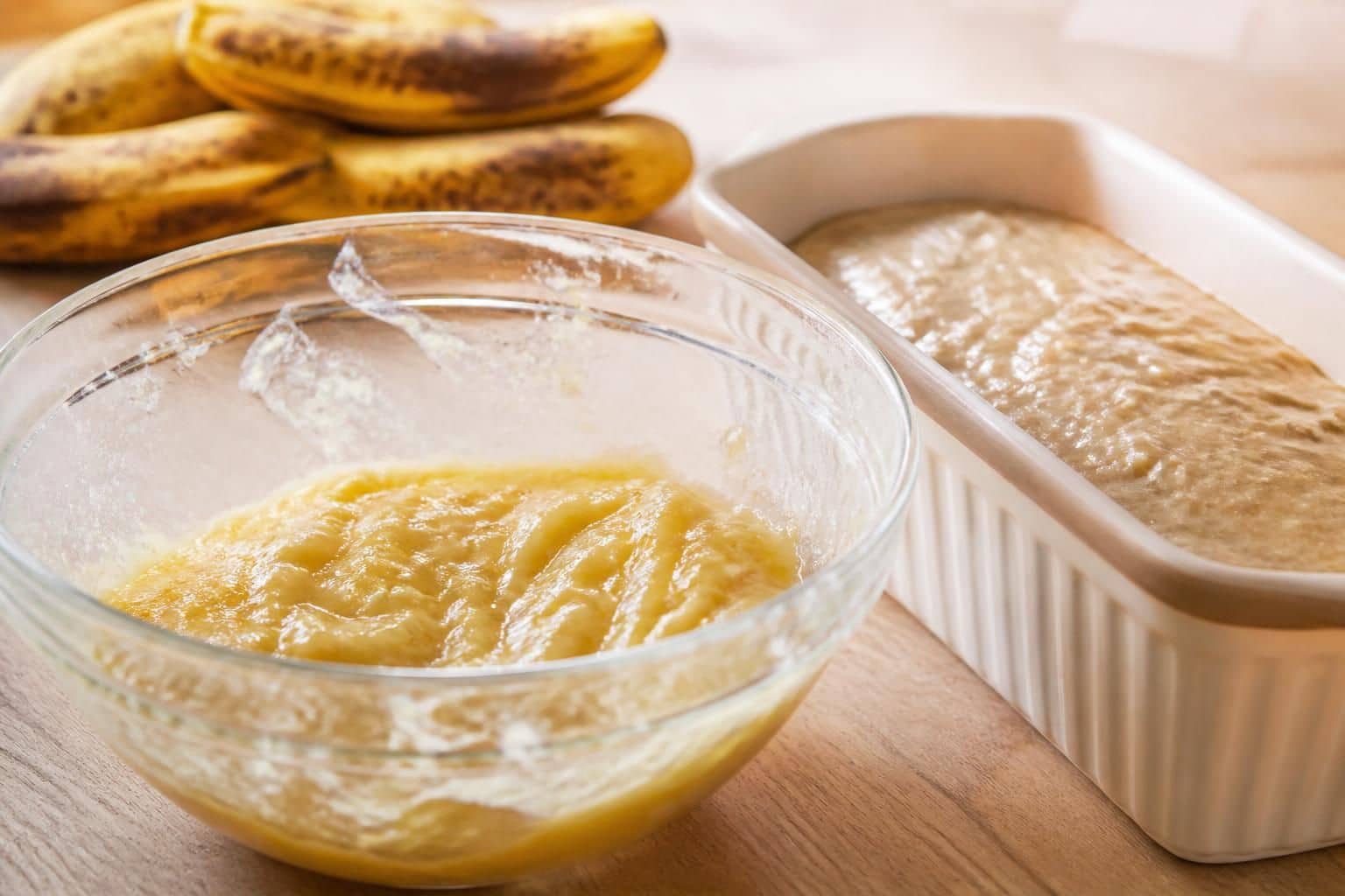 découvrez comment la purée de bananes très mûres hydrate et améliore la texture de votre recette de pain aux bananes pour un résultat moelleux et savoureux.