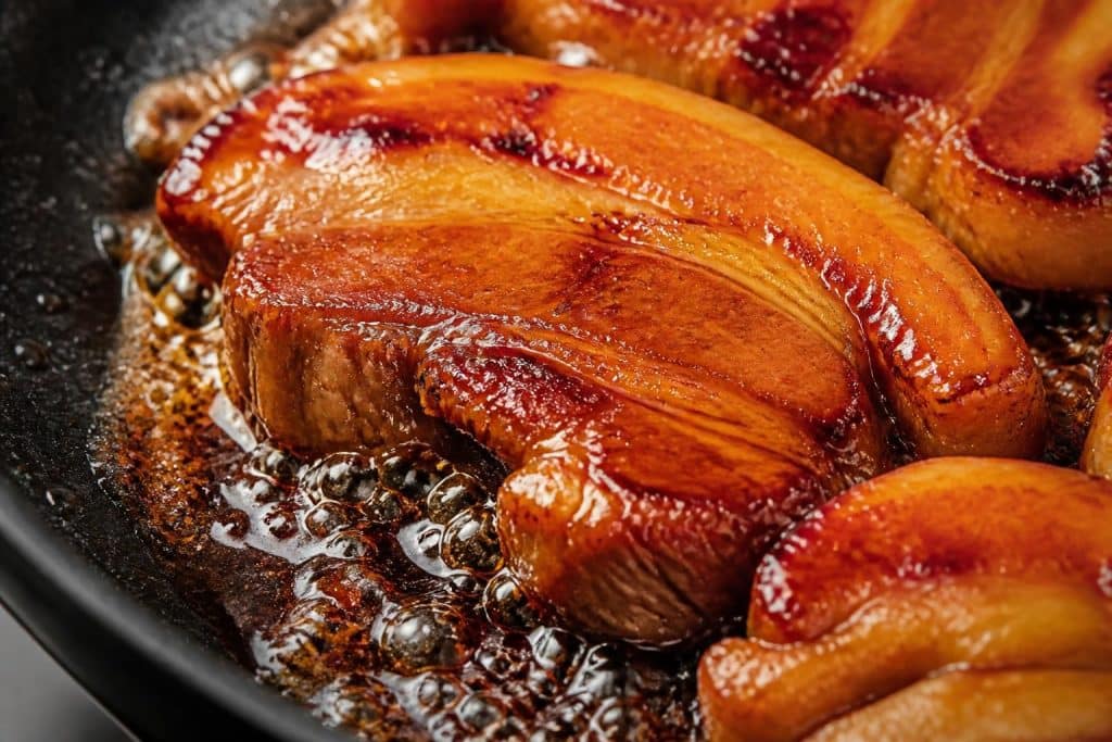 découvrez comment la sauce soja salée sublime et caramélise parfaitement la viande dans la recette traditionnelle du porc au caramel, pour un plat savoureux et authentique.