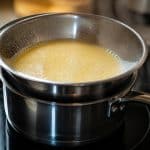 découvrez comment le bain-marie tiède permet de monter les œufs pour obtenir une génoise moelleuse et légère, parfaite pour toutes vos pâtisseries.