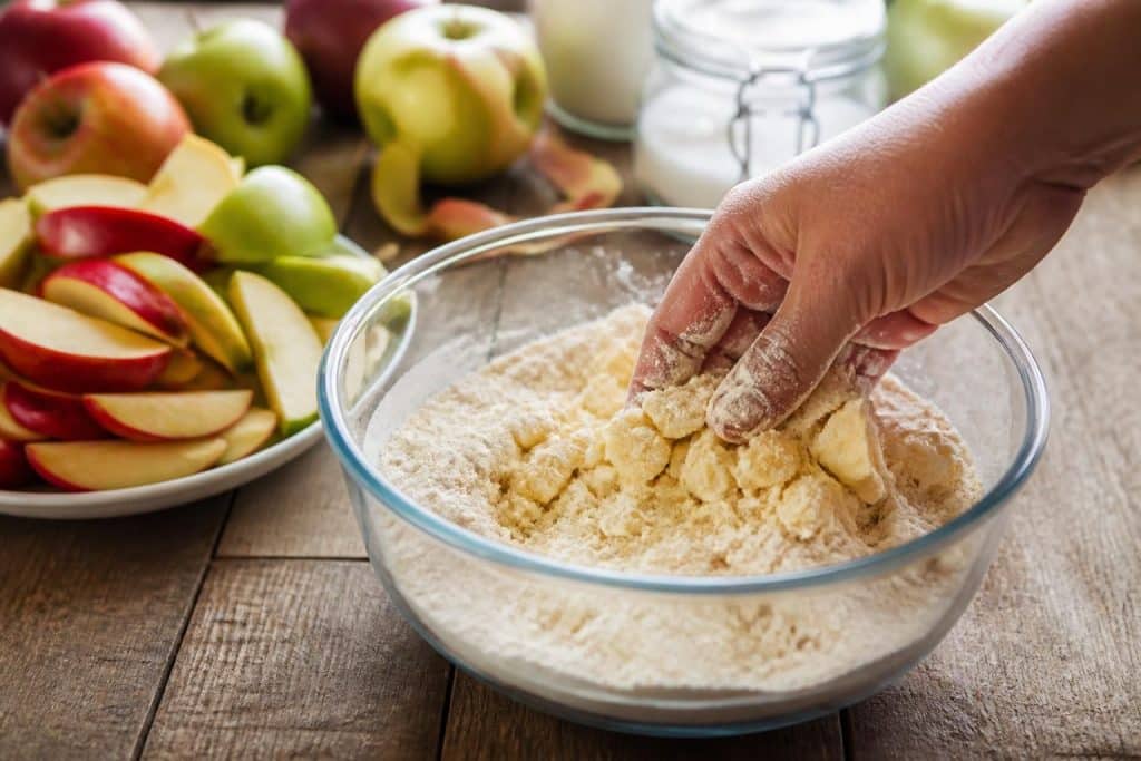 découvrez comment le beurre froid sablé avec la farine crée une délicieuse recette de crumble aux pommes, pour un dessert croustillant et savoureux.