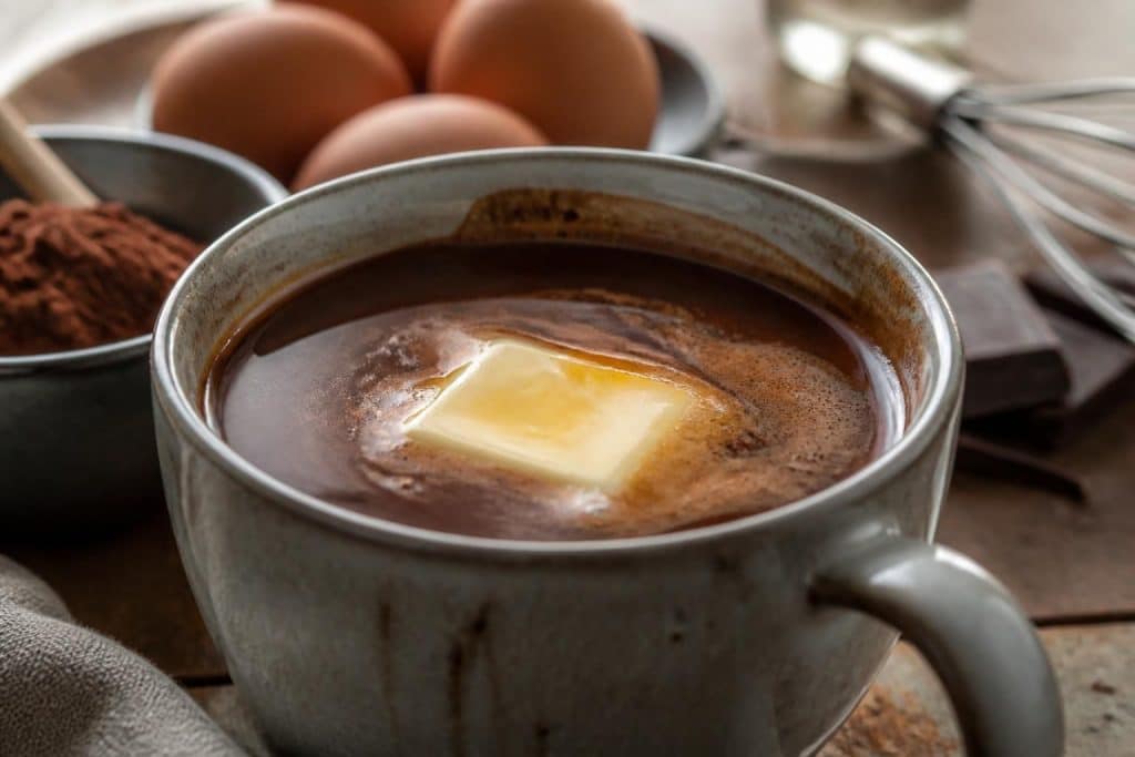 découvrez la recette de mousse au chocolat de cyril lignac où le beurre salé fond délicatement dans un chocolat chaud onctueux, pour une gourmandise irrésistible.