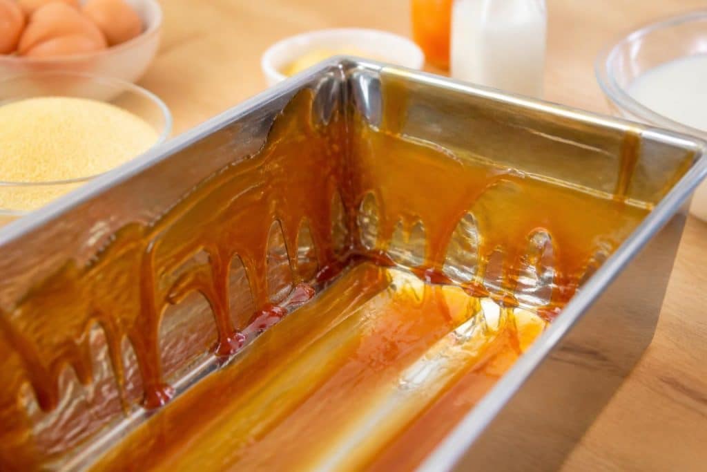 découvrez une délicieuse recette de gâteau de semoule où le caramel liquide tapisse élégamment le moule pour un dessert fondant et savoureux.
