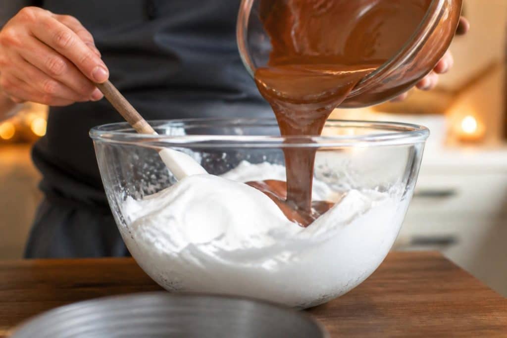 découvrez comment incorporer délicatement le chocolat au lait fondu aux blancs d'œufs pour réaliser la mousse au chocolat au lait de cyril lignac, une recette onctueuse et gourmande.