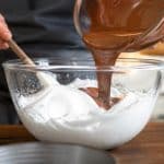 découvrez comment incorporer délicatement le chocolat au lait fondu aux blancs d'œufs pour réaliser la mousse au chocolat au lait de cyril lignac, une recette onctueuse et gourmande.