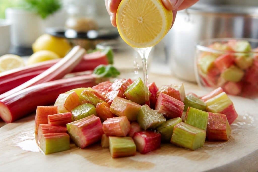 découvrez comment le jus de citron prévient l'oxydation dans vos recettes de confiture de rhubarbe pour préserver saveur et couleur.