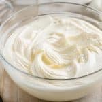 découvrez comment le lait concentré sucré fouetté permet d'émulsionner facilement une glace maison sans utiliser de sorbetière, pour une recette simple et délicieuse.