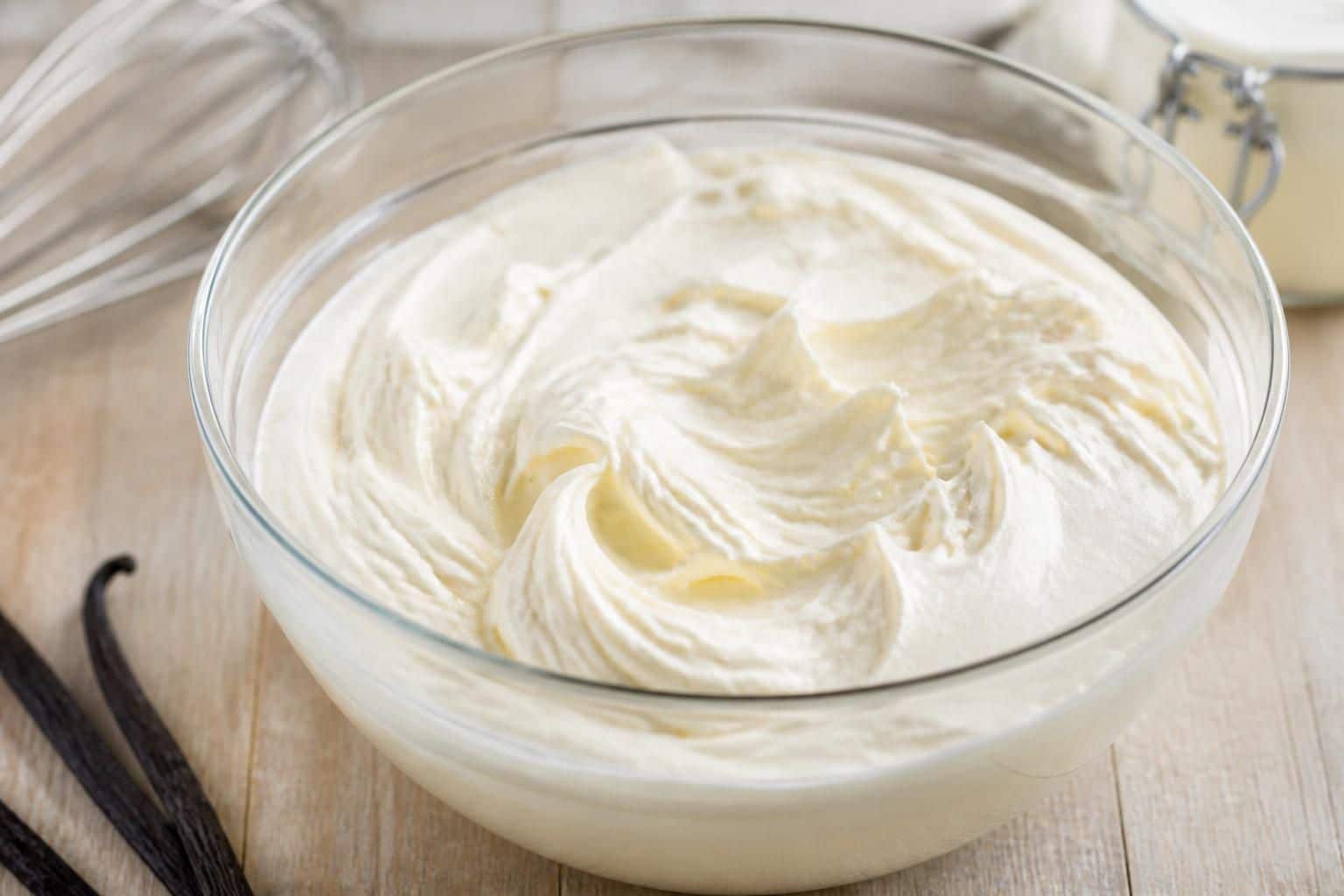 découvrez comment le lait concentré sucré fouetté permet d'émulsionner facilement une glace maison sans utiliser de sorbetière, pour une recette simple et délicieuse.