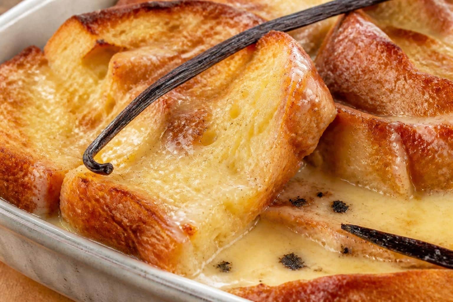 découvrez une délicieuse recette de pain perdu au four, où la mie est parfaitement imbibée d'un lait sucré à la vanille pour un dessert savoureux et réconfortant.