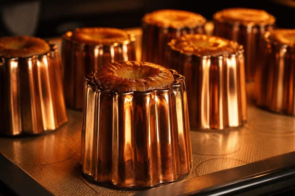 découvrez comment le moule en cuivre cannelé sublime la recette traditionnelle des cannelés de bordeaux en leur apportant une caramélisation parfaite et un goût authentique.