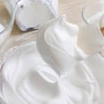 découvrez comment le sucre glace fouetté avec les blancs d'œufs permet de stabiliser parfaitement votre recette de meringue au sucre glace pour un résultat léger et ferme.