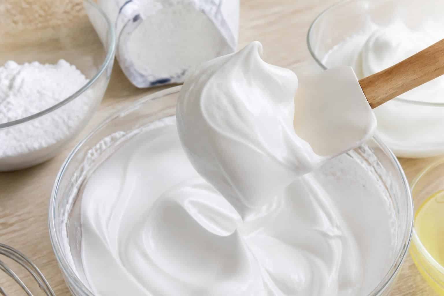 découvrez comment le sucre glace fouetté avec les blancs d'œufs permet de stabiliser parfaitement votre recette de meringue au sucre glace pour un résultat léger et ferme.
