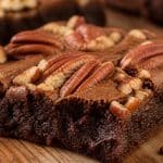 découvrez la recette gourmande de cyril lignac pour des brownies moelleux agrémentés de noix de pécan torréfiées, offrant un croquant irrésistible à chaque bouchée.