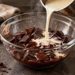 découvrez comment la crème fleurette bouillante fait fondre le chocolat pour préparer de délicieuses truffes au chocolat façon cyril lignac.