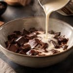 découvrez comment la crème liquide bouillante fait fondre le chocolat et donne aux truffes de philippe etchebest leur texture fondante.
