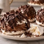 découvrez la recette des merveilleux au chocolat, garnis de meringue française croquante et délicatement enrobés pour un dessert gourmand.