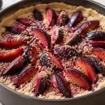 découvrez pourquoi la poudre d’amande absorbe le jus des prunes et apporte une texture moelleuse à ce délicieux gâteau aux prunes et aux amandes.