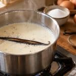 découvrez la recette de crème aux œufs de grand-mère, délicatement parfumée à la vanille fendue infusée dans le lait chaud.