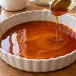 découvrez la recette des œufs au lait au caramel : un dessert fondant et gourmand, nappé de caramel liquide au fond du moule.