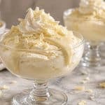 découvrez la douceur du chocolat blanc fondu à travers des recettes de mousse aériennes et gourmandes, faciles à préparer pour toutes les occasions.