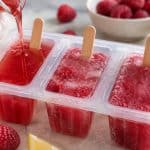 découvrez comment le sirop de sucre aromatisé gèle dans une recette de glace à l’eau et aide à créer une gourmandise rafraîchissante.