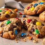 craquez pour ces cookies aux m&m’s : des biscuits gourmands et moelleux, parsemés de bonbons colorés concassés.