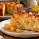 découvrez un gâteau moelleux aux coings, sublimé par des dés de coings pochés qui fondent en bouche. une recette douce et savoureuse à partager.