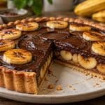 découvrez une délicieuse tarte banane chocolat : des rondelles de banane caramélisées sous une ganache fondante, pour un dessert gourmand et facile à préparer.
